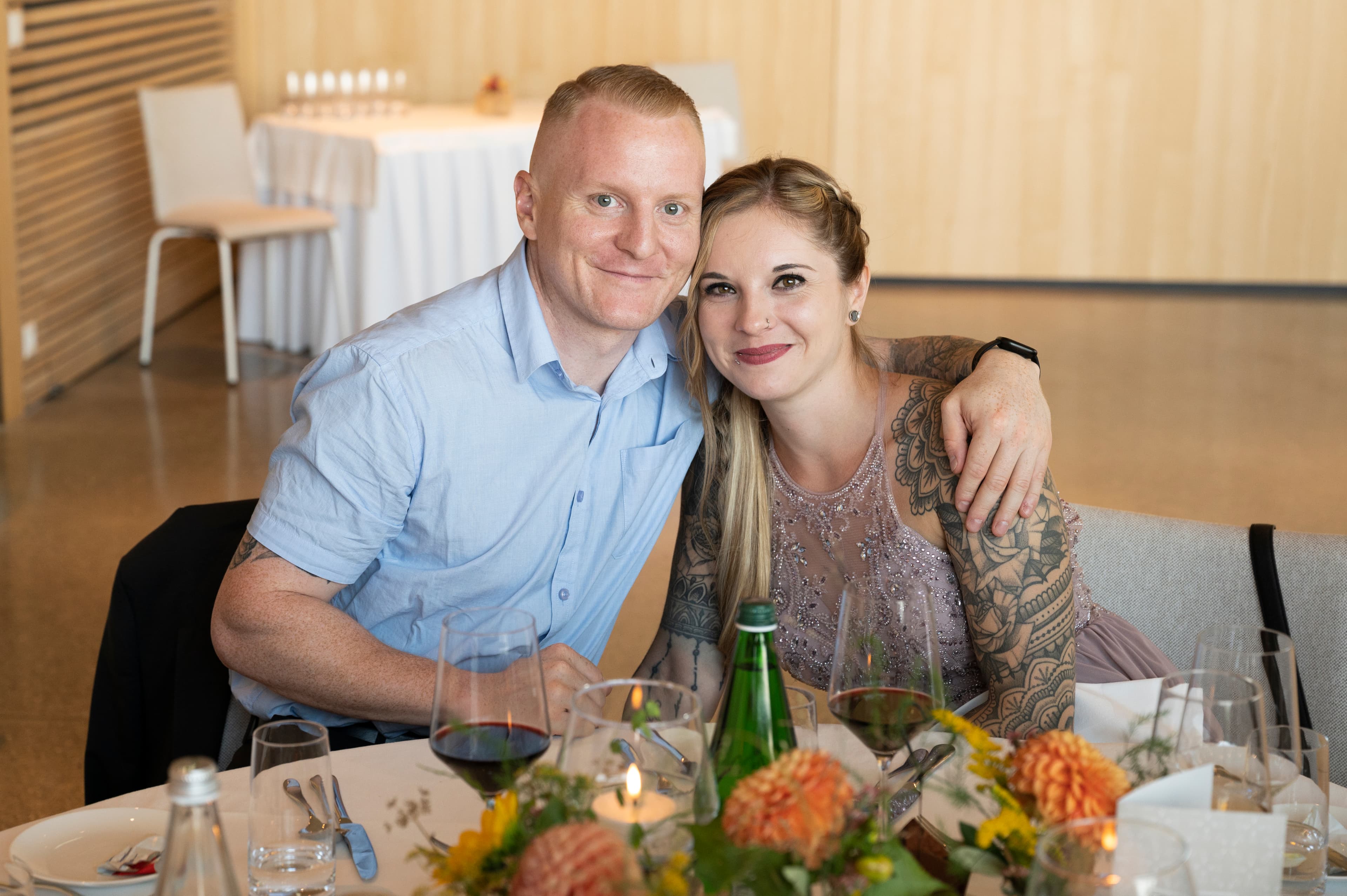 Vanessa und Manuel an einem festlich gedeckten Tisch